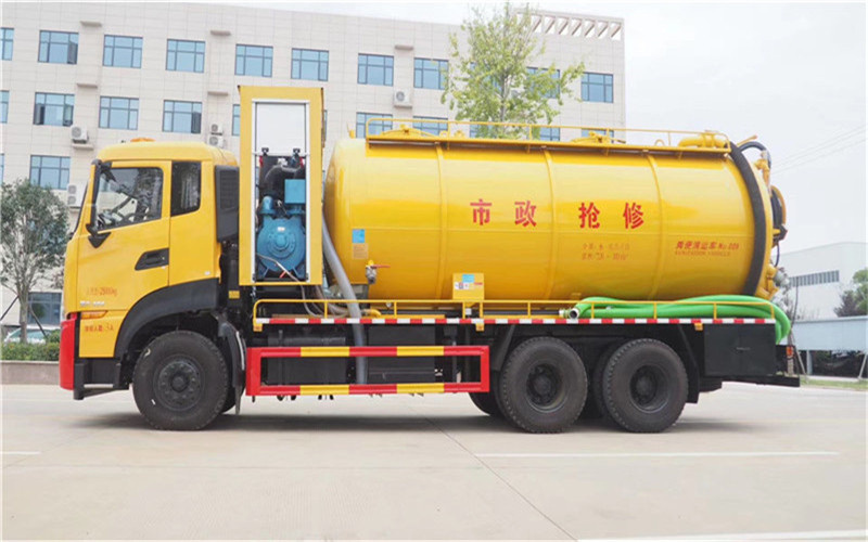 東風(fēng)天龍前四后八清洗吸污車適合用于下水道內(nèi)的淤積物的抽吸、裝運(yùn)和排卸