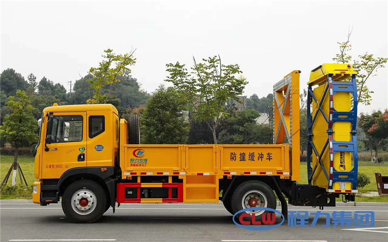 東風(fēng)D9系列防撞緩沖車，該車配目前國(guó)內(nèi)唯一滿足并通過國(guó)際最先進(jìn)的MASH-2016標(biāo)準(zhǔn)檢測(cè)的CANSINGA-TMA100K防撞緩沖包