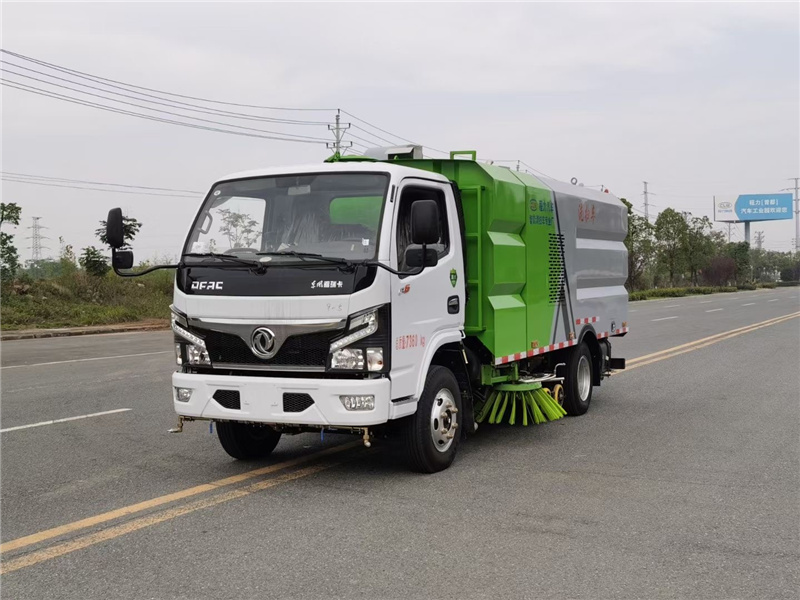 東風(fēng)福瑞卡國(guó)六洗掃車有現(xiàn)車，駕駛室內(nèi)一鍵控制，倒車及洗掃狀態(tài)室內(nèi)監(jiān)視器