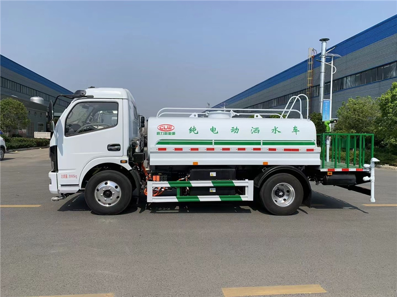 程力純電動(dòng)灑水車助力城市環(huán)衛(wèi)，隨著藍(lán)天保衛(wèi)戰(zhàn)的推進(jìn)，環(huán)保治理的深入，城市對于優(yōu)質(zhì)灑水車的需求不斷擴(kuò)大
