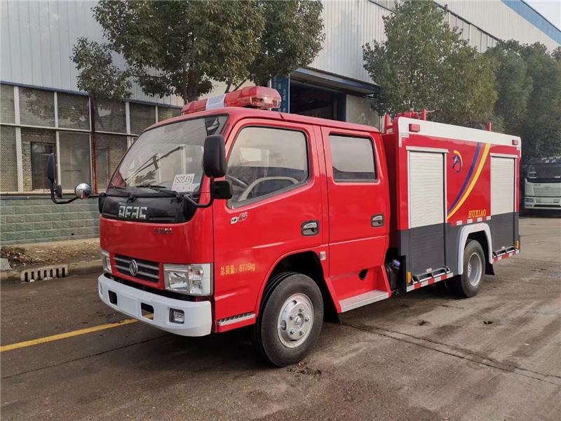 程力水罐消防車遠(yuǎn)程消防帶PS20消防炮，射程45米滅火效率高，可疾速火場(chǎng)展開滅火戰(zhàn)役，撲救種種，是理想的消防配備