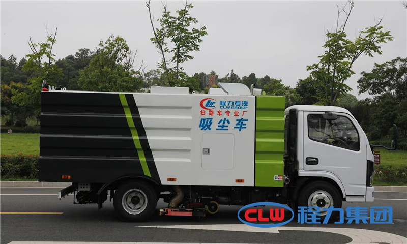 多功能全吸式掃路車是采用技術(shù)研制的新產(chǎn)品又名吸塵車，本產(chǎn)品可有效減少粉塵污染，提高空氣質(zhì)量，降低空氣中可吸入顆粒物的含量