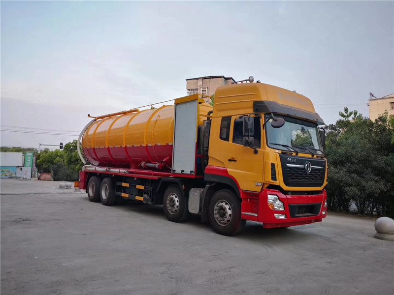 東風天錦清洗吸污車通過高壓水流產(chǎn)生的強大壓力沖開被堵塞的管道