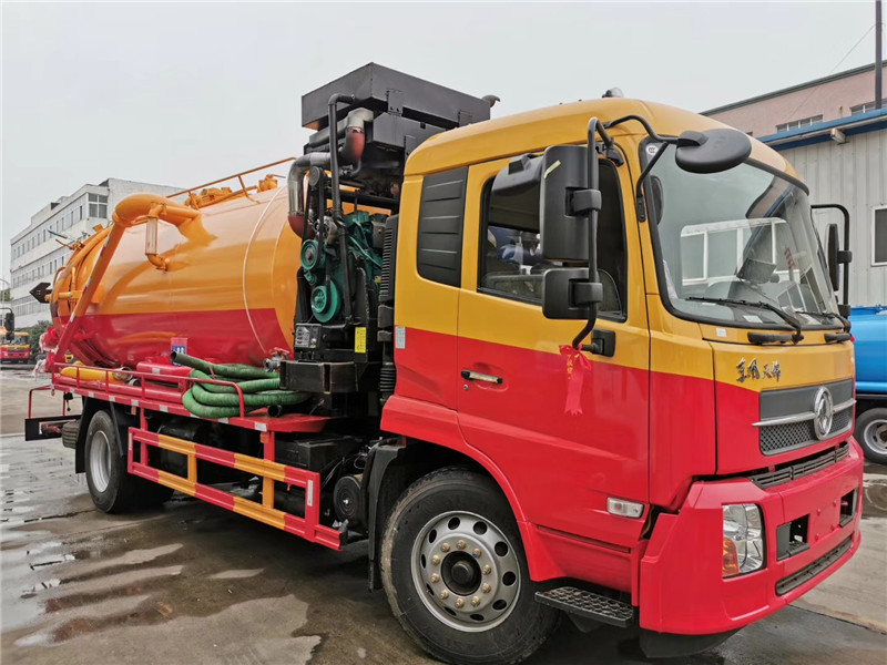 東風(fēng)天錦吸污車吸污泵采用山東2BE-204水循環(huán)真空泵，精密度高，吸力大