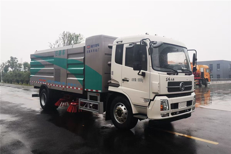 東風(fēng)天錦純電動(dòng)掃路車杜絕二次環(huán)境污染。歷經(jīng)檢驗(yàn)，性能卓越
