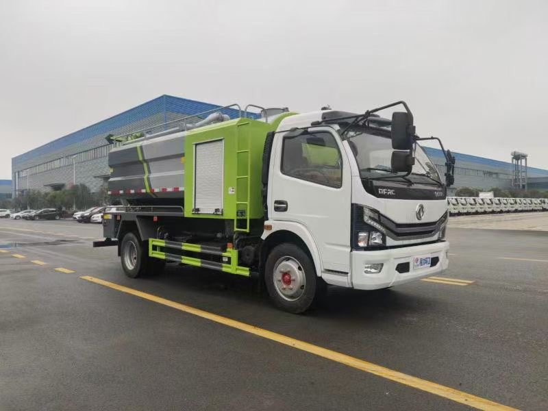 東風(fēng)多利卡D7吸糞車(chē)結(jié)合選配的水循環(huán)，使高壓沖洗、真空吸污