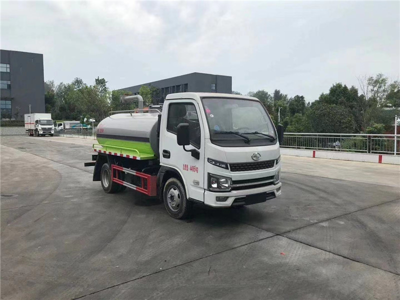 東風(fēng)多利卡D9吸糞車采用滾塑工藝一次成型，具有高強(qiáng)度的耐腐蝕性