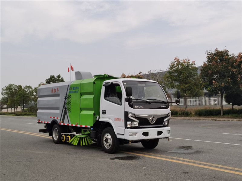 東風(fēng)途逸純電動掃路車可對道路上的空氣介質(zhì)進行除塵凈化