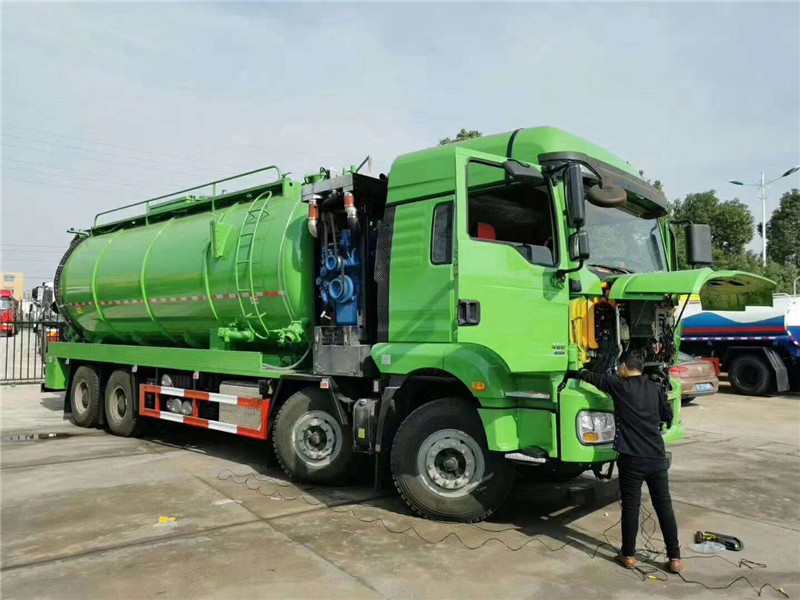 陜汽德龍前四后八國六清洗吸污車內(nèi)在配置齊全，疏通、吸污兩不誤
