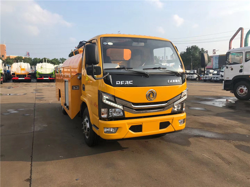 東風(fēng)牌多利卡國(guó)六管道疏通車(chē)可個(gè)性化定制，安全程度高，設(shè)計(jì)合理