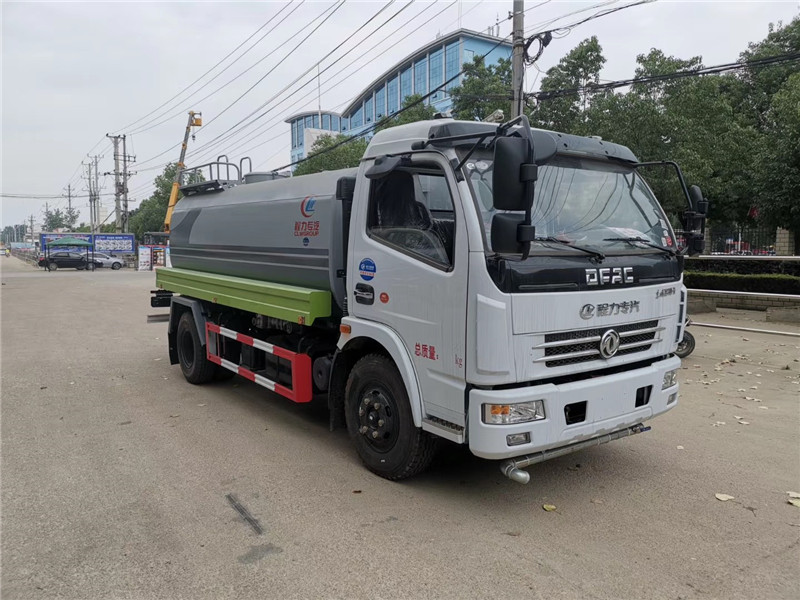 東風(fēng)多利卡灑水車適合風(fēng)沙抑塵、工地降塵，功力強(qiáng)、射程遠(yuǎn)