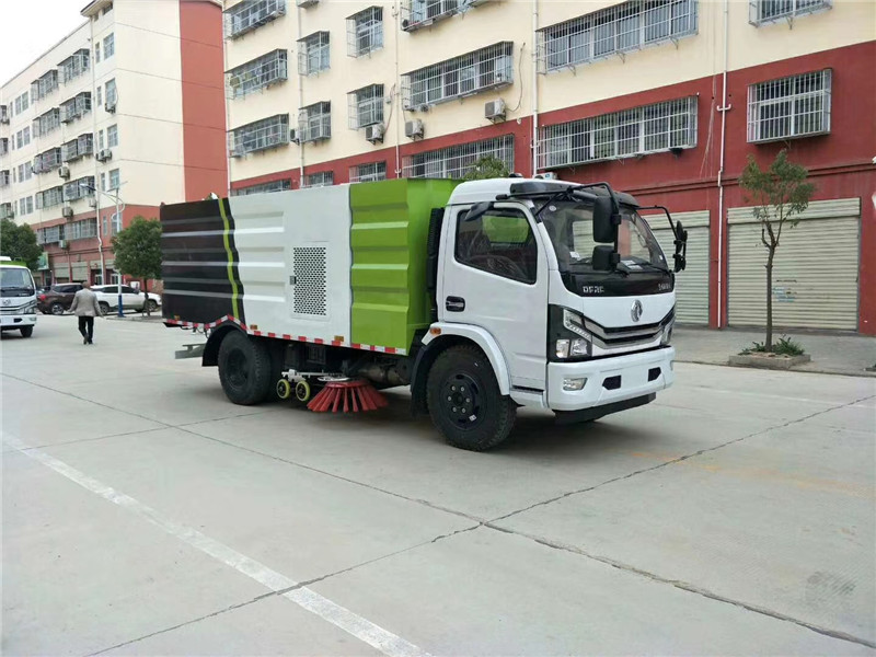 東風(fēng)天錦掃路車洗掃車能適應(yīng)不同道路表面的清掃要求，屬國(guó)內(nèi)首創(chuàng)