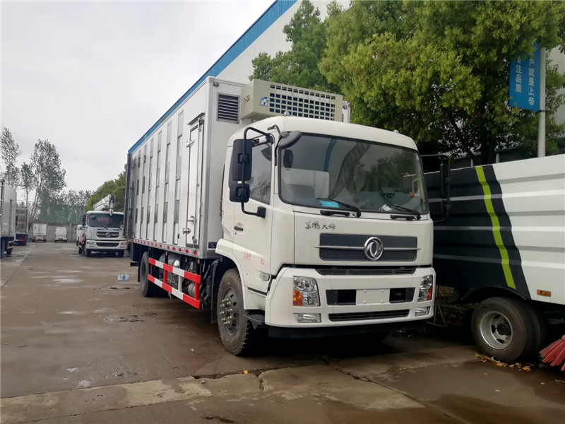 東風天錦散裝飼料車采用電子油門操縱，操縱輕便，高可靠性、低排放