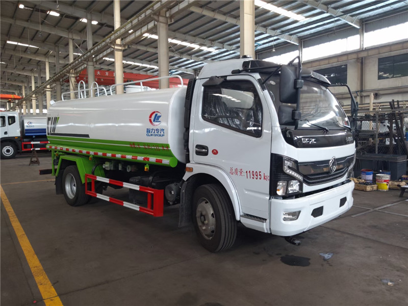 東風福瑞卡綠化噴灑車用于遠程澆灌，也用于輔助消防作業(yè)