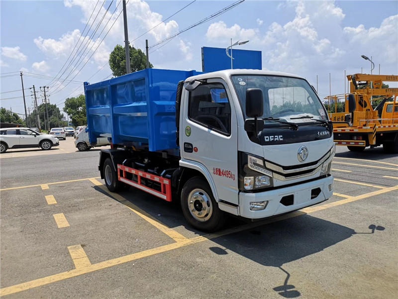 東風(fēng)天錦12噸壓縮垃圾車車尾部帶雙液壓支腿，車身穩(wěn)定
