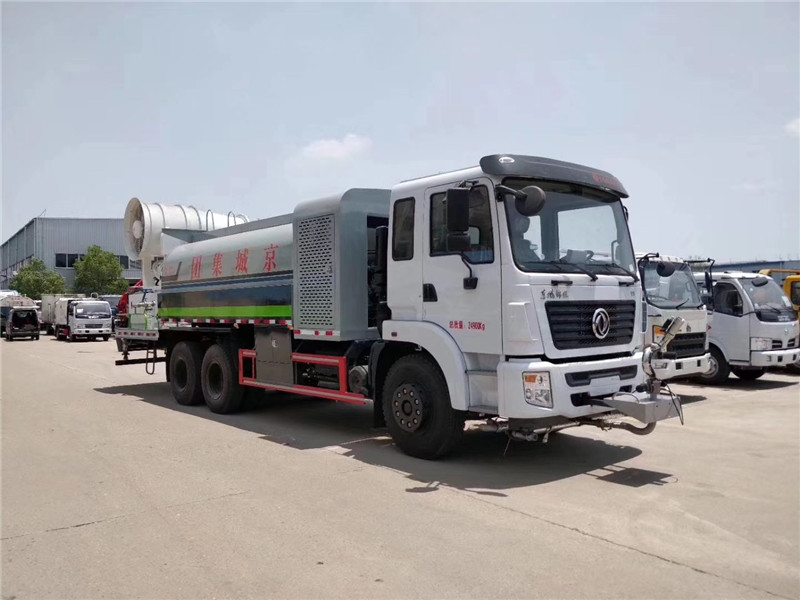 東風(fēng)153后雙橋噴霧降塵車功力強(qiáng)、射程遠(yuǎn)、穿透力強(qiáng)、霧粒附著力強(qiáng)