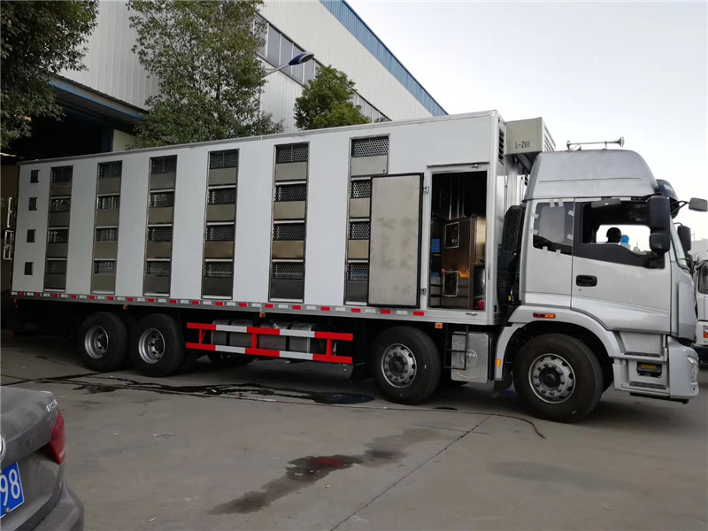 東風天龍散裝飼料運輸車罐體采用特種軸承鏈接，高效穩(wěn)定破碎率低