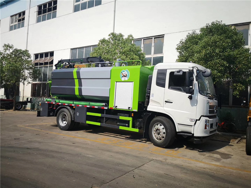 東風多利卡D9吸污車水箱進水口為球閥式消防栓方便開關，經(jīng)久耐用