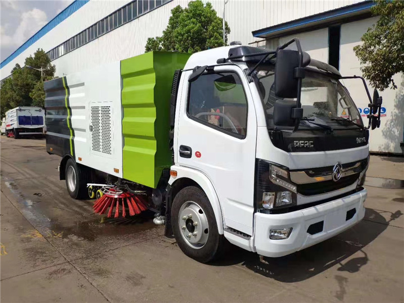 東風(fēng)多利卡掃路車?yán)湎路脚溆袊婌F噴桿，噴霧噴桿上裝噴霧噴嘴