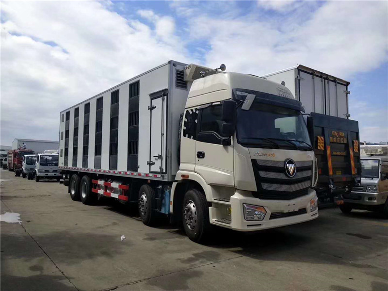 東風(fēng)天錦散裝飼料車車小巧靈活，轉(zhuǎn)彎半徑小，卸料速度快