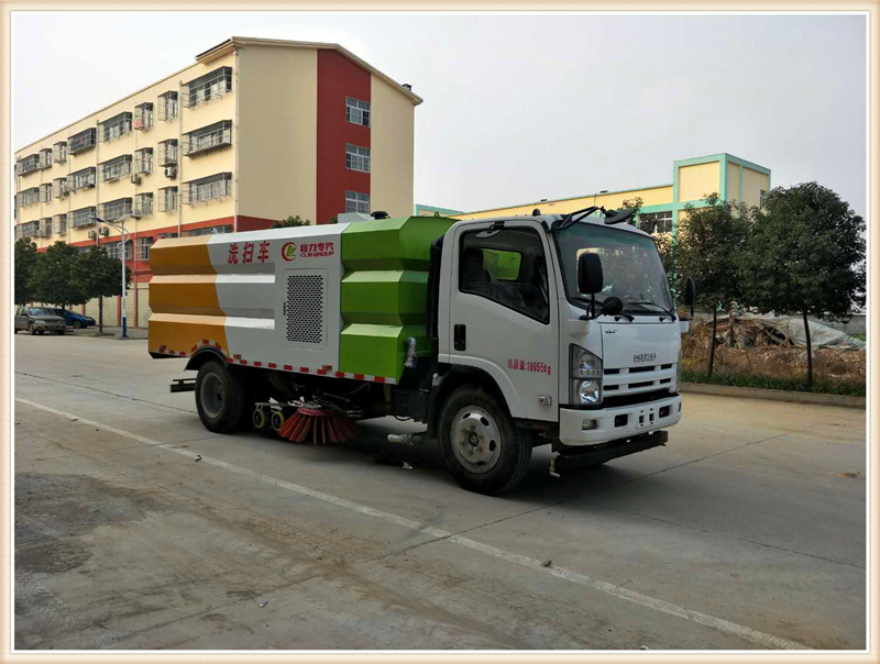 東風(fēng)多利卡洗掃車采用重汽豪沃國(guó)六二類底盤改裝，工作更為可靠