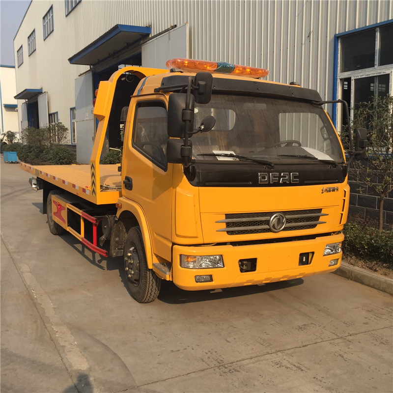 東風(fēng)8噸清障運(yùn)輸車(chē)的任務(wù)就是將故障車(chē)或事故車(chē)及時(shí)地拖離現(xiàn)場(chǎng)