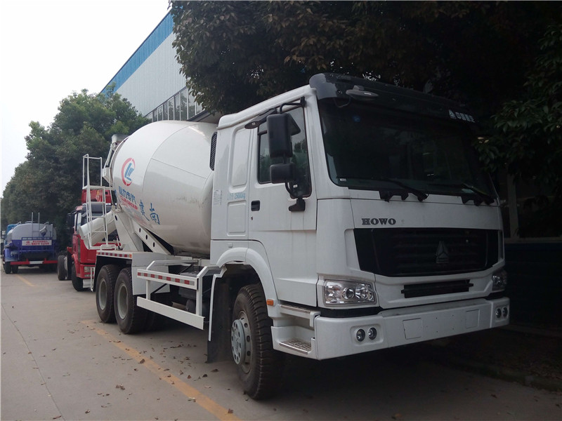 東風(fēng)福瑞卡攪拌車，各部件量正?？煽浚行岣卟僮魅藛T上下安全性