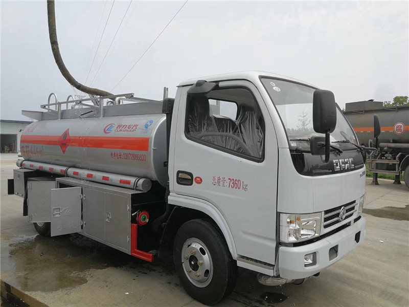 東風(fēng)多利卡油罐車(chē)具有吸油、泵油，多種油分裝、分放等功能