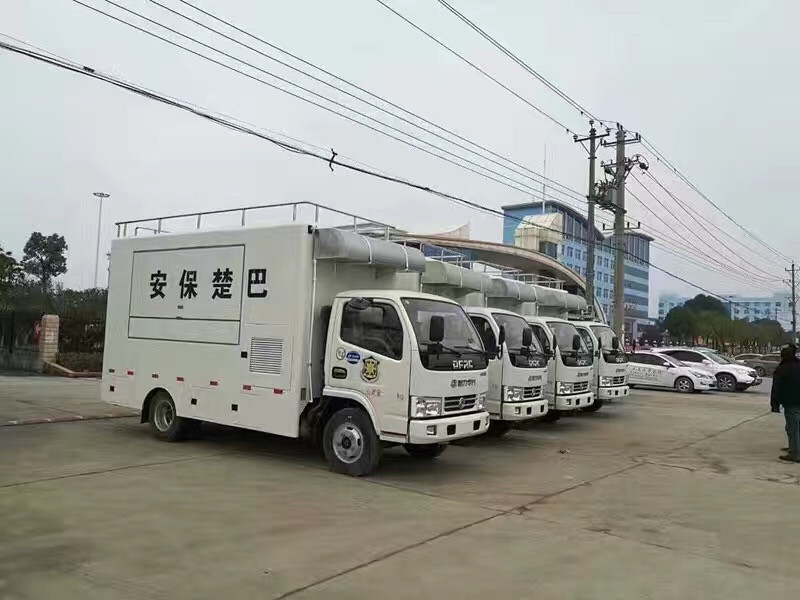  東風(fēng)天龍冷藏車采用木質(zhì)結(jié)構(gòu)工藝，門框加有隔熱條，使用壽命更長