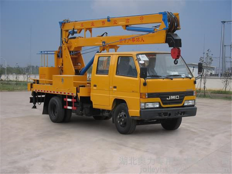 東風D7多利卡高空作業(yè)車升降平臺性好，轉移場地方便，外型美觀