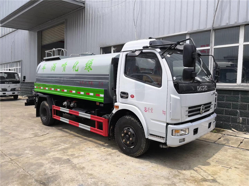 東風(fēng)D17后八輪噴灑車具有防波作用，以減低汽車行駛時(shí)罐體液體的沖擊
