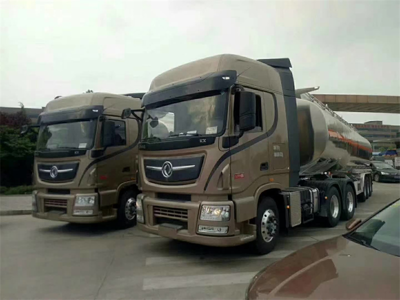 天龍牽引頭好評如潮，兩臺50立方天龍牽引頭鋁合金油罐車?yán)^續(xù)走起