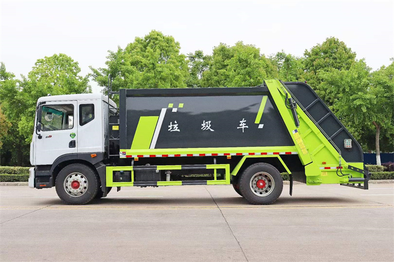 天錦壓縮垃圾車壓縮容量大、密封性好、裝料方便、自動(dòng)化程度高