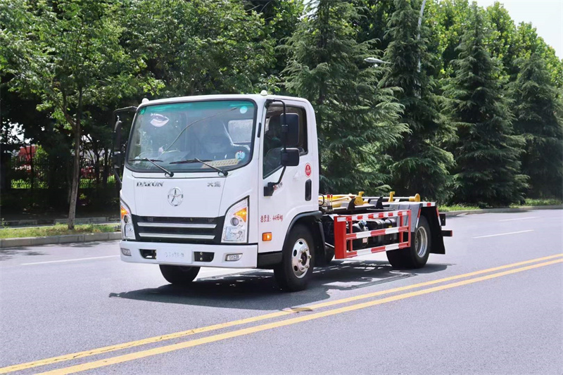 大運(yùn)藍(lán)牌鉤臂垃圾車(chē)