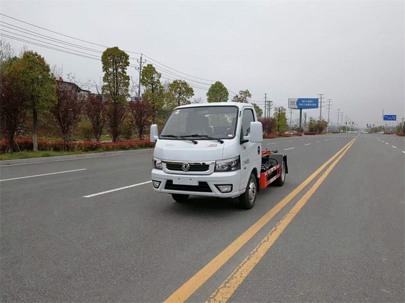 藍(lán)牌東風(fēng)途逸勾臂垃圾車(chē)