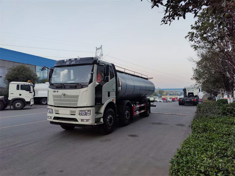 解放J6小三軸奶運(yùn)車(chē)即將上市