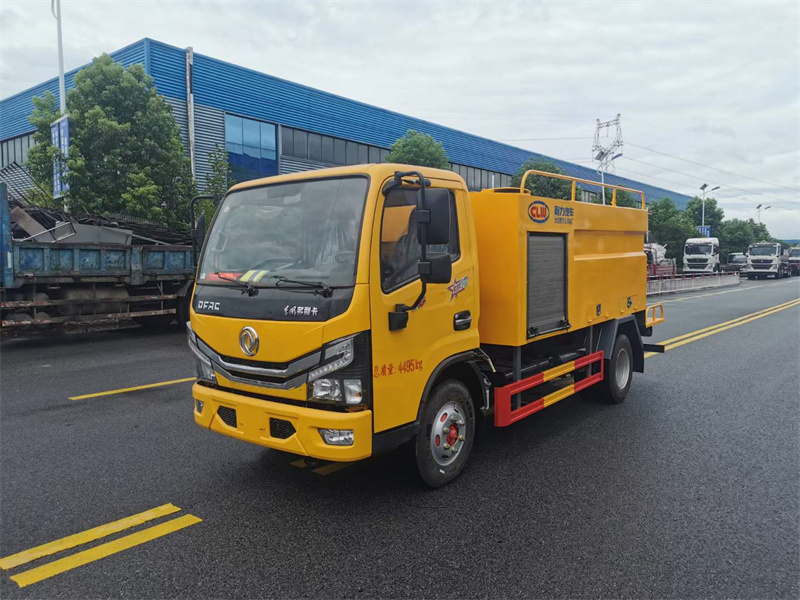 東風(fēng)多利卡路面養(yǎng)護車