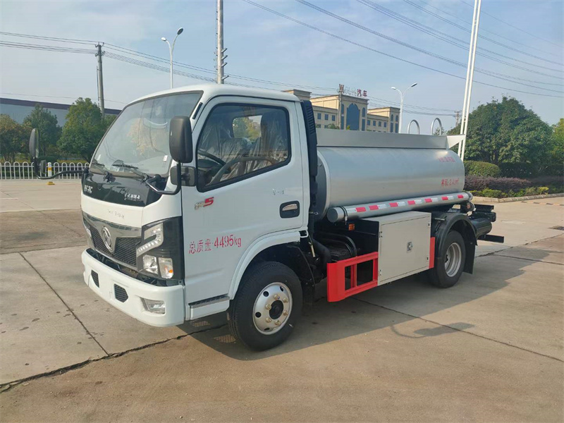 藍(lán)牌東風(fēng)福瑞卡3方供液車(chē)