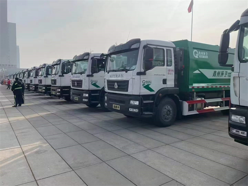 高端汕德卡環(huán)衛(wèi)車(chē)裝配青州環(huán)衛(wèi)交車(chē)儀式