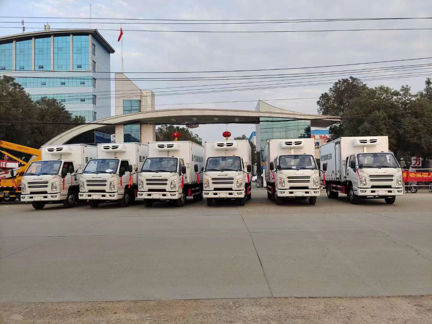 疫情肆虐全國，救護(hù)車，核酸檢測車，醫(yī)療廢物轉(zhuǎn)運(yùn)車廠家加班加點(diǎn)