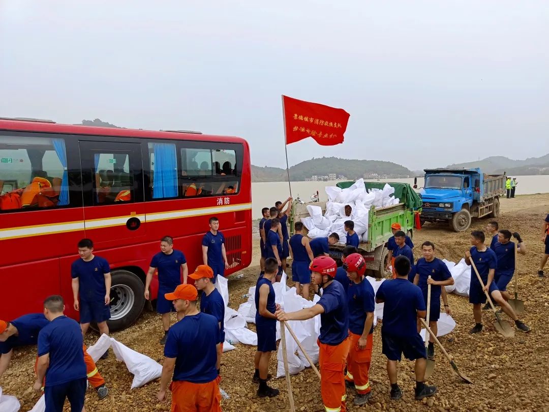 惡劣天氣垃圾清運(yùn)車、吸污車、搶險(xiǎn)救援車來幫忙