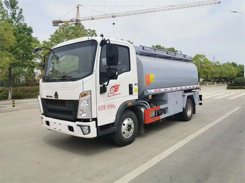 國(guó)六重汽豪沃8方供液車(chē)