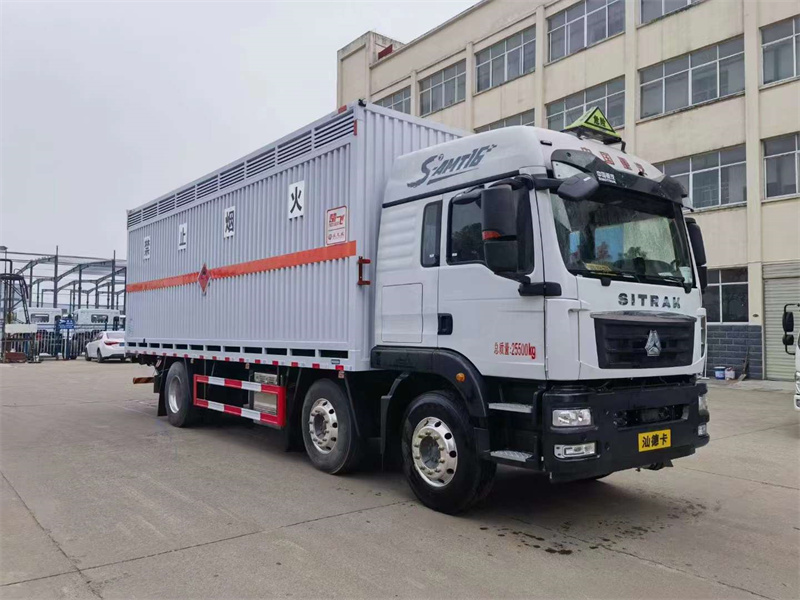 重汽汕德卡6×2易燃?xì)怏w廂式運輸車